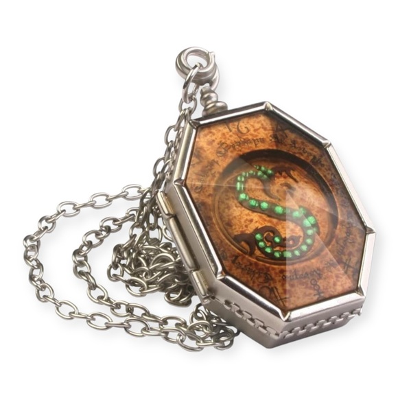 Harry Potter Horcrux Locket BRAND NEW Officially licensed - Picture 1 of 6